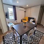 Confort Pour Un Sejour Dans Domaine Avec Piscine Et En Bordure Avec Artificielle Labouheyre