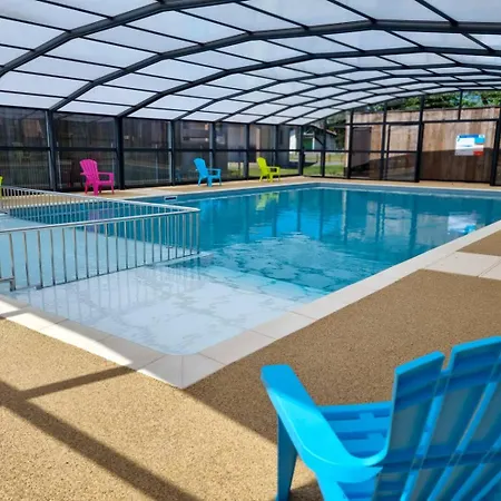 Confort Pour Un Sejour Dans Domaine Avec Piscine Et En Bordure Avec Artificielle