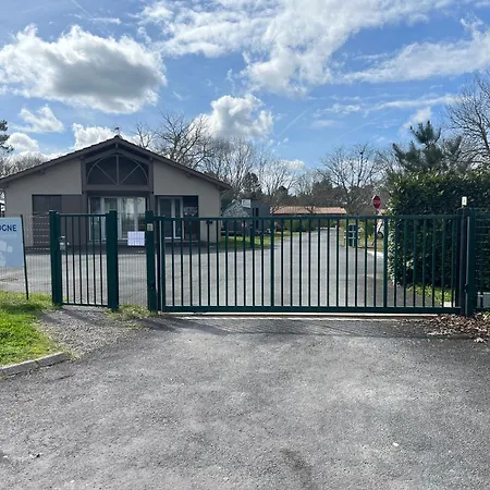 Confort Pour Un Sejour Dans Domaine Avec Piscine Et En Bordure Avec Artificielle Chalet Labouheyre